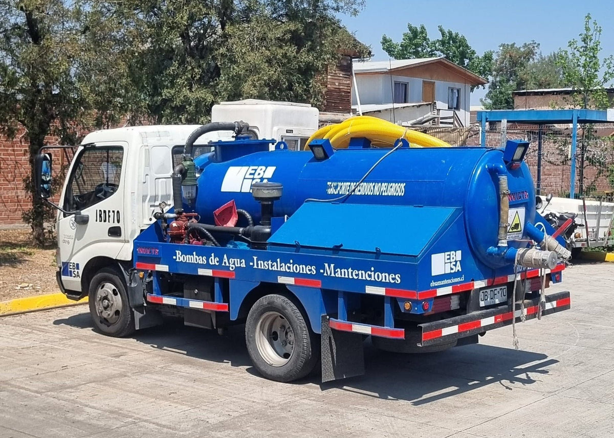 Camión que retira solidos como un servicio proporcionado por la empresa EBSA